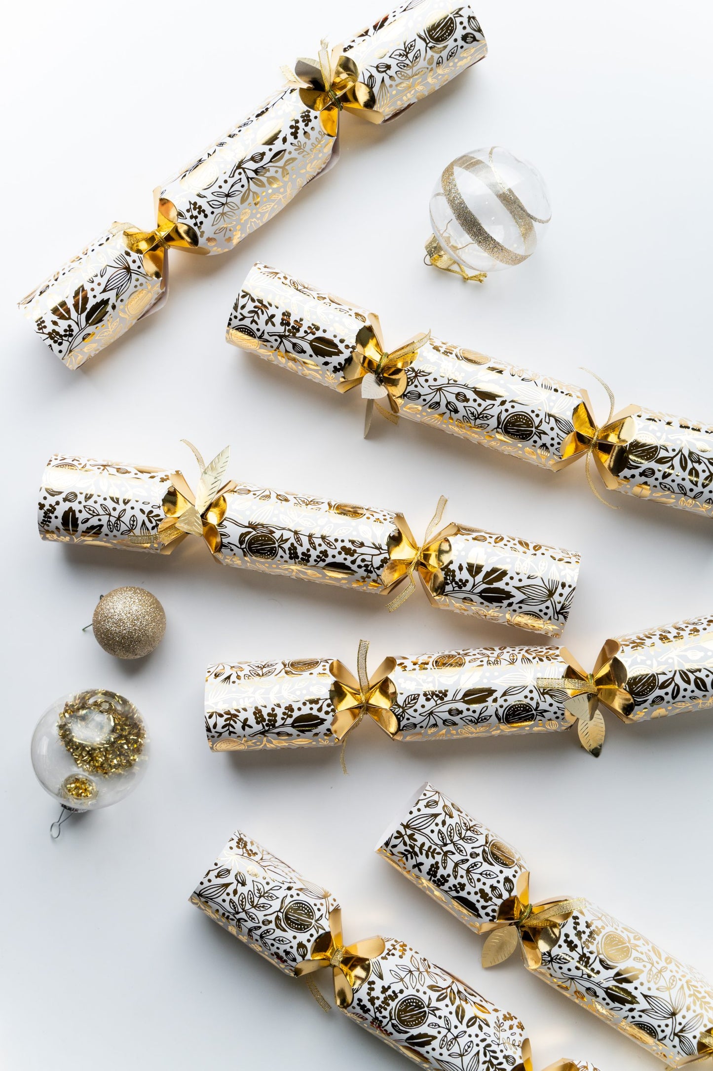 6 Deluxe Christmas Crackers