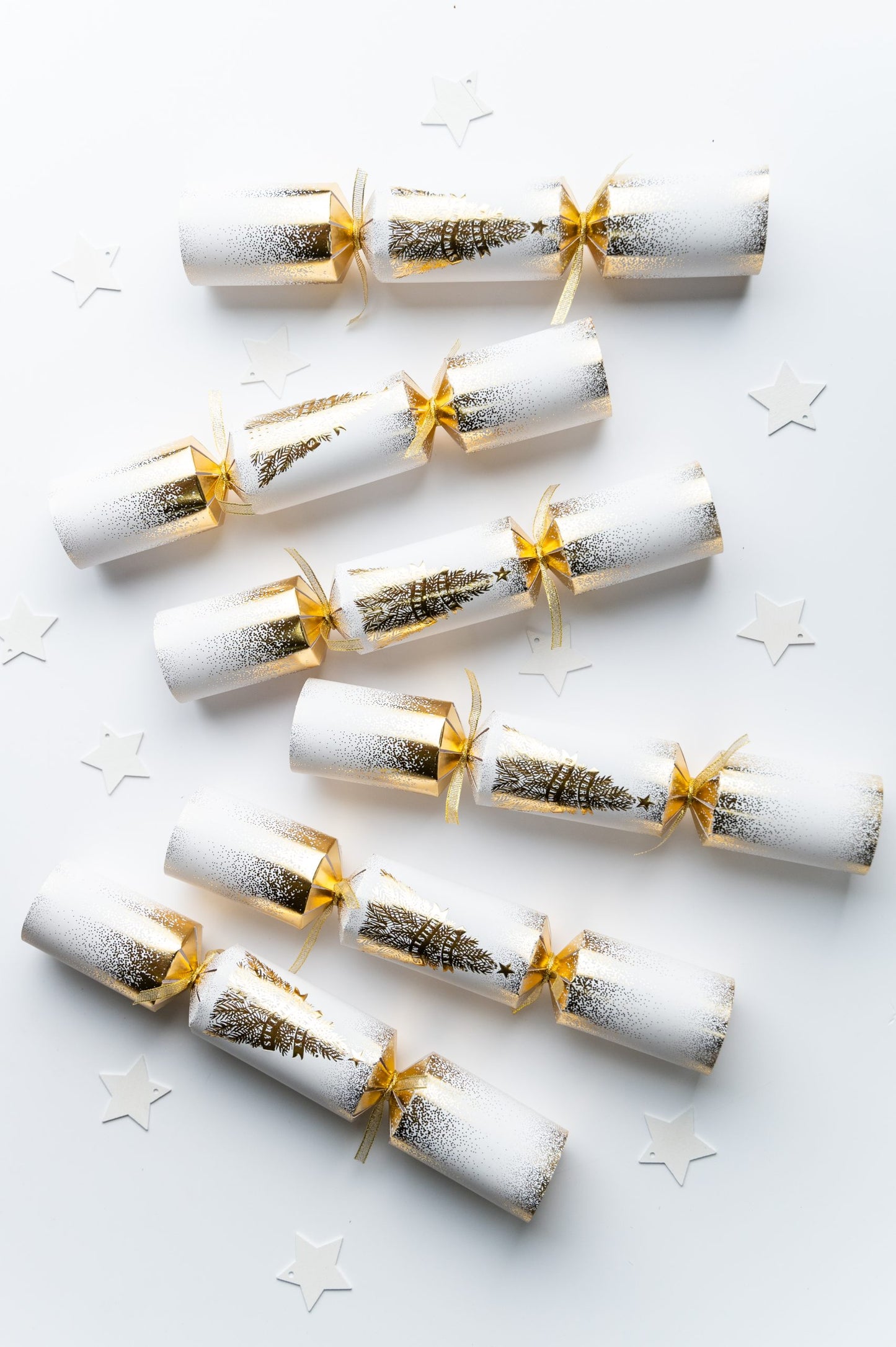 12 Festive Christmas Crackers
